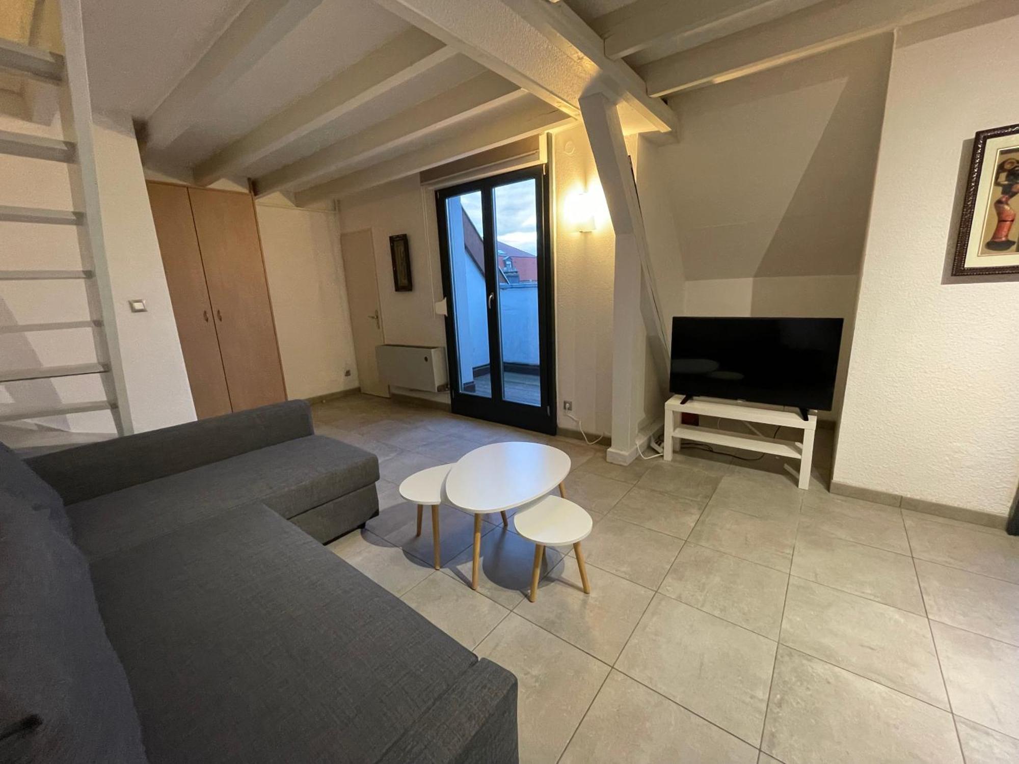 Fathala - Appartement Lumineux En Dernier Etage - Face A La Gare Routiere 자르부르 외부 사진