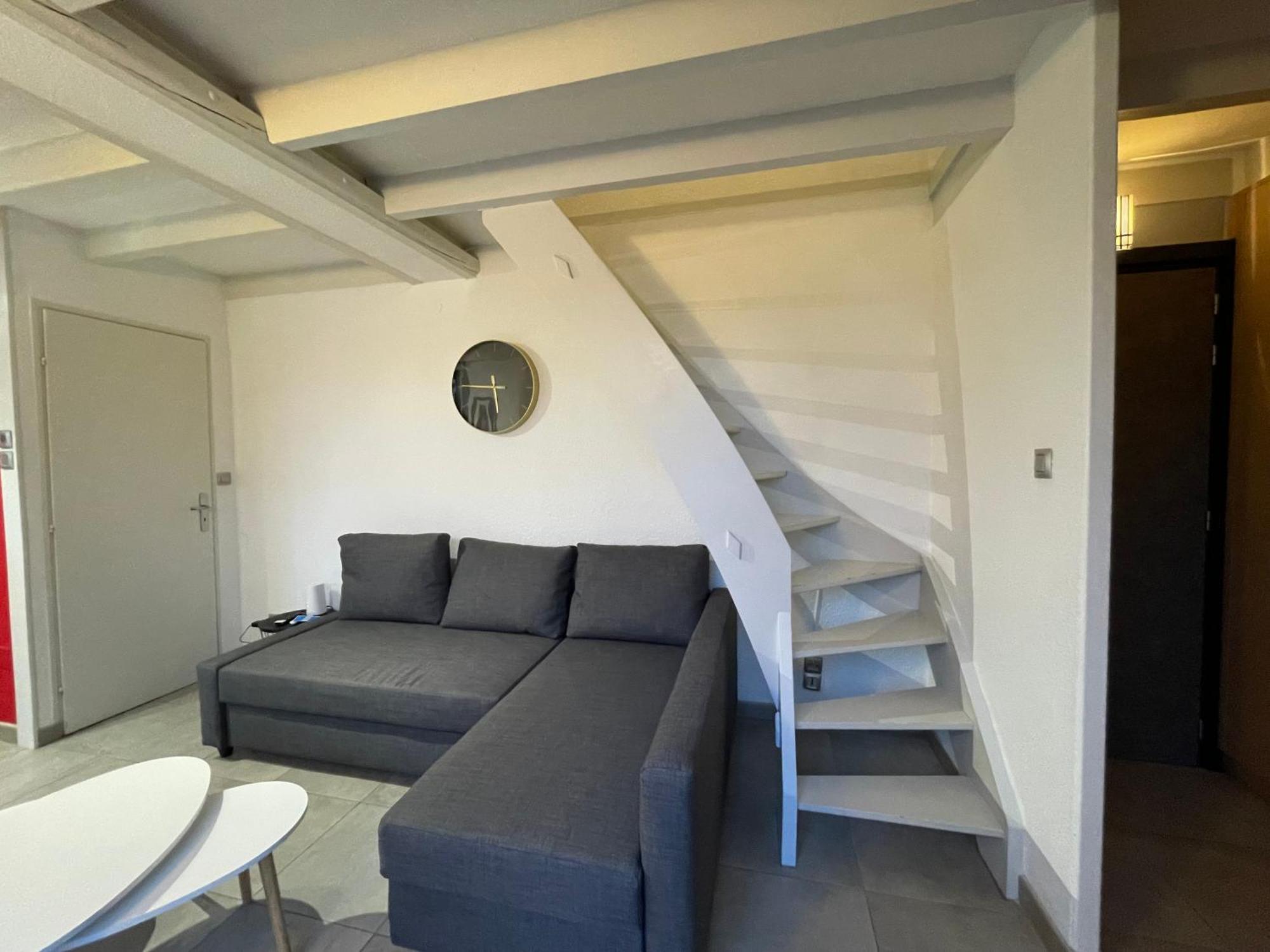 Fathala - Appartement Lumineux En Dernier Etage - Face A La Gare Routiere 자르부르 외부 사진