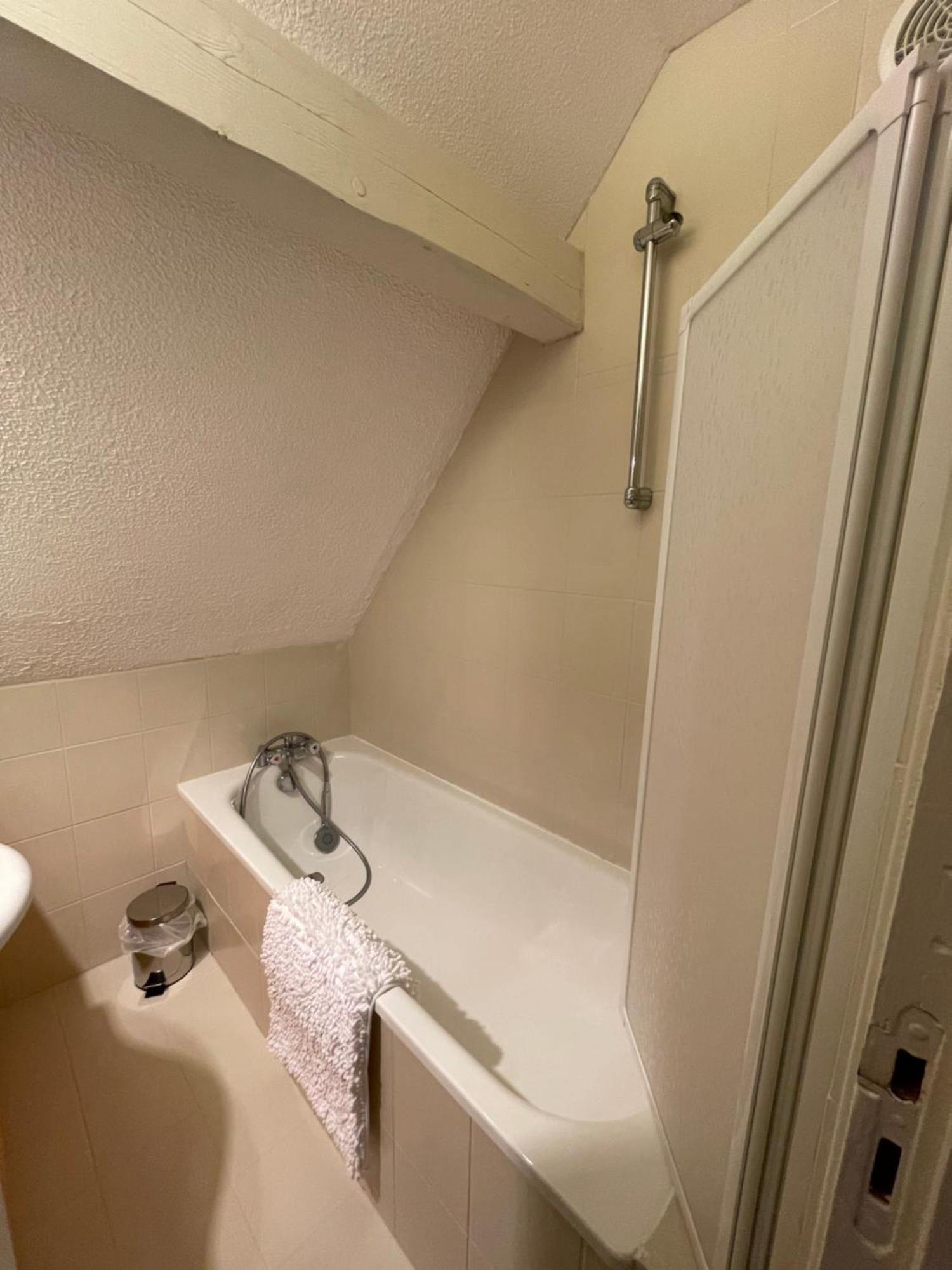 Fathala - Appartement Lumineux En Dernier Etage - Face A La Gare Routiere 자르부르 외부 사진