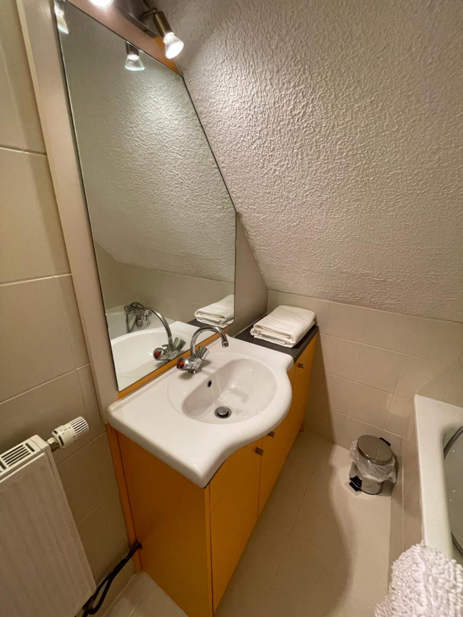 Fathala - Appartement Lumineux En Dernier Etage - Face A La Gare Routiere 자르부르 외부 사진